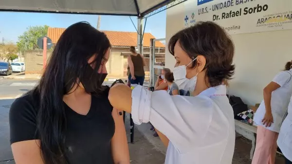 Covid: Araraquara inicia aplicação da 3ª dose em adolescentes