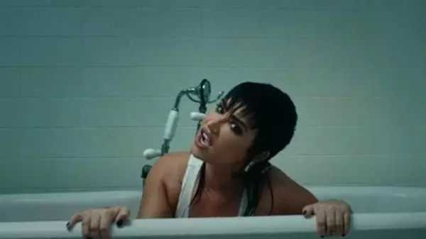 Demi Lovato lança o single Skin Of My Teeth