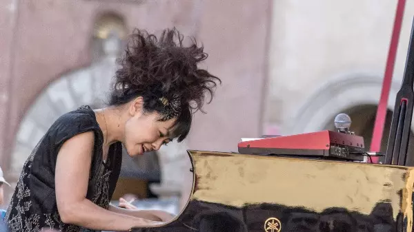 Hiromi Uehara, pianista que quebra barreiras musicais, se apresenta em São Paulo