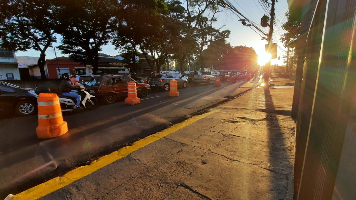 Obras Interditam A Faixa Da Direita Na Avenida Francisco Junqueira