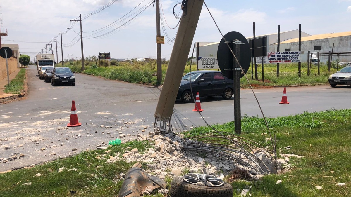 Idoso Perde Controle Da Dire O E Bate Contra Poste No Distrito