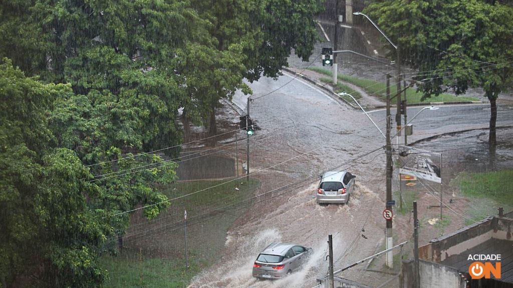 Chuva deste domingo causou diversos pontos de alagamento por Campinas (Foto: Karen Fontes/Código 19)