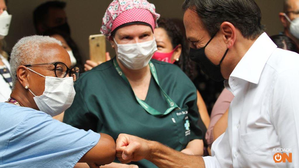 Liane Santana Mascarenhas Tinoco foi a 1ª vacinada (Foto: Luciano Claudino/Código 19)