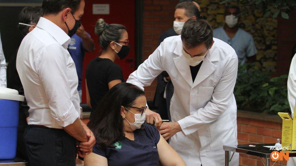 Liane Santana Mascarenhas Tinoco foi a 1ª vacinada (Foto: Luciano Claudino/Código 19)