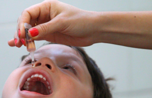 Vacinação contra pólio em crianças cai mais de 30%