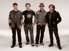 Com 28 anos de carreira, Capital Inicial se permite ousar em novo disco