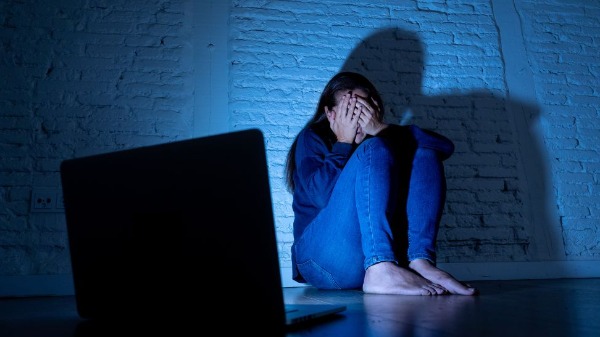 Cyberbullying agora é crime e prevê pena de até quatro anos de prisão - Foto: SB Arts Media de Getty Images/Canva