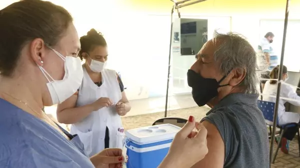Gripe e covid: vacinação vai ser retomada nesta segunda (18)