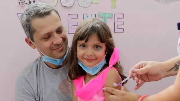 Pai vacina filha em Campinas no dia do aniversário: "maior presente"