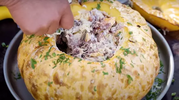 Tem uma abóbora na geladeira? Faça carne seca cremosa na moranga