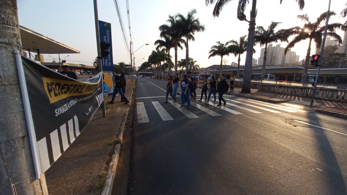 RP Mobi realiza atividade de conscientização do uso da faixa de pedestres em Ribeirão Preto