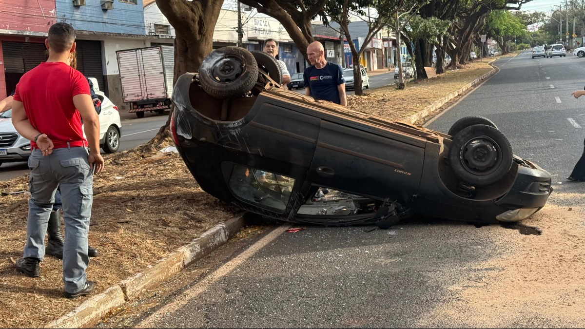 Carro capota após atingir outro veículo na avenida Costa e Silva, em Ribeirão Preto