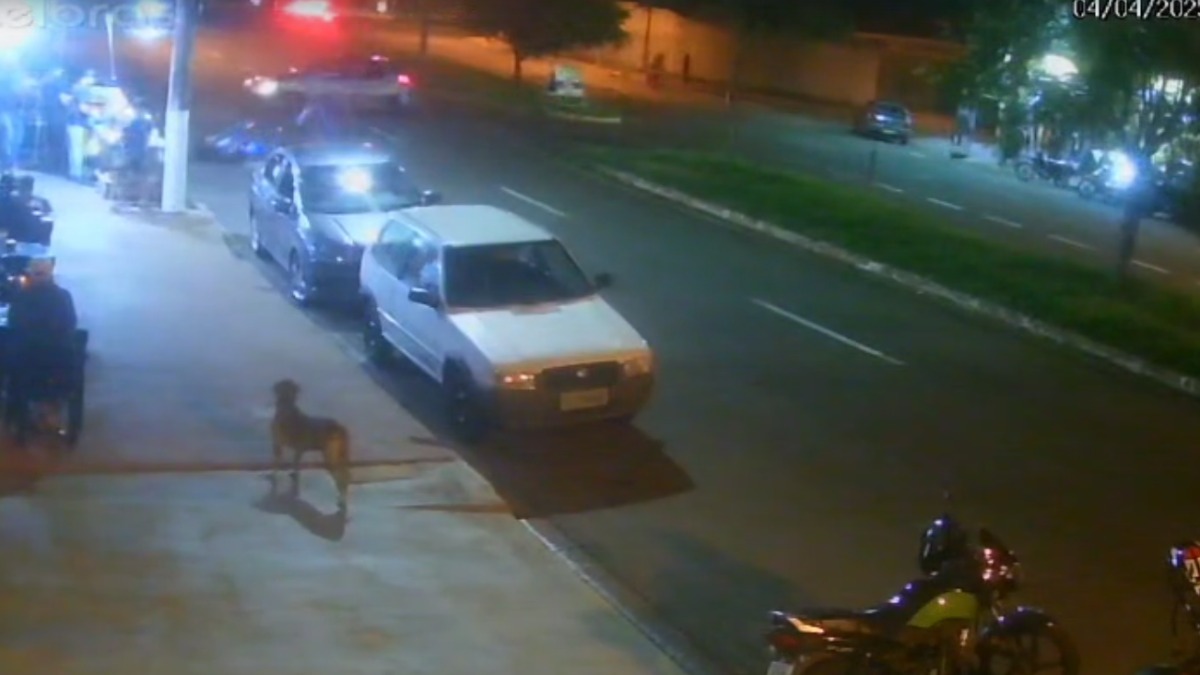 Motociclista fica ferido após ser atingido por carro na avenida Renê Oliva Strang, em Ribeirão