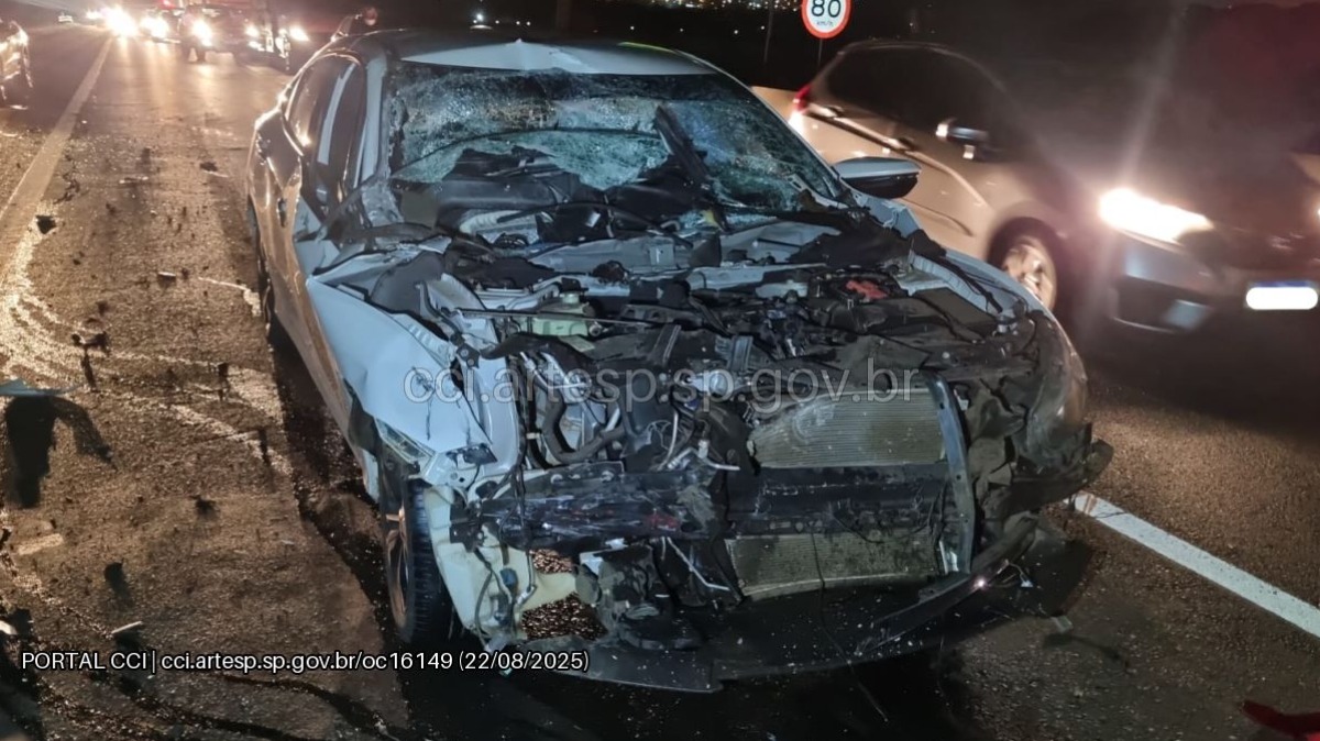 Carro bate na traseira de carreta na rodovia Antônio Duarte Nogueira