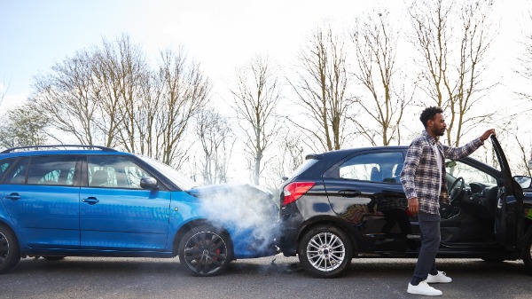 O que leva um motorista a bater o carro sozinho em muro, árvores ou outros carros parados?