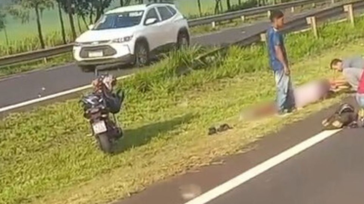 Acidente entre carro e moto complica trânsito na rodovia Abraão Assed, em Serrana