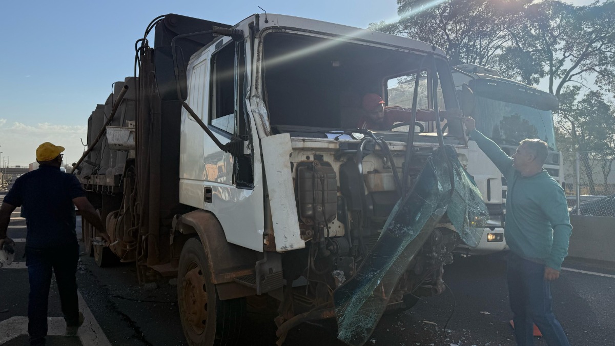 Acidente envolvendo quatro caminhões dificulta fluxo do trânsito na rodovia Anhanguera