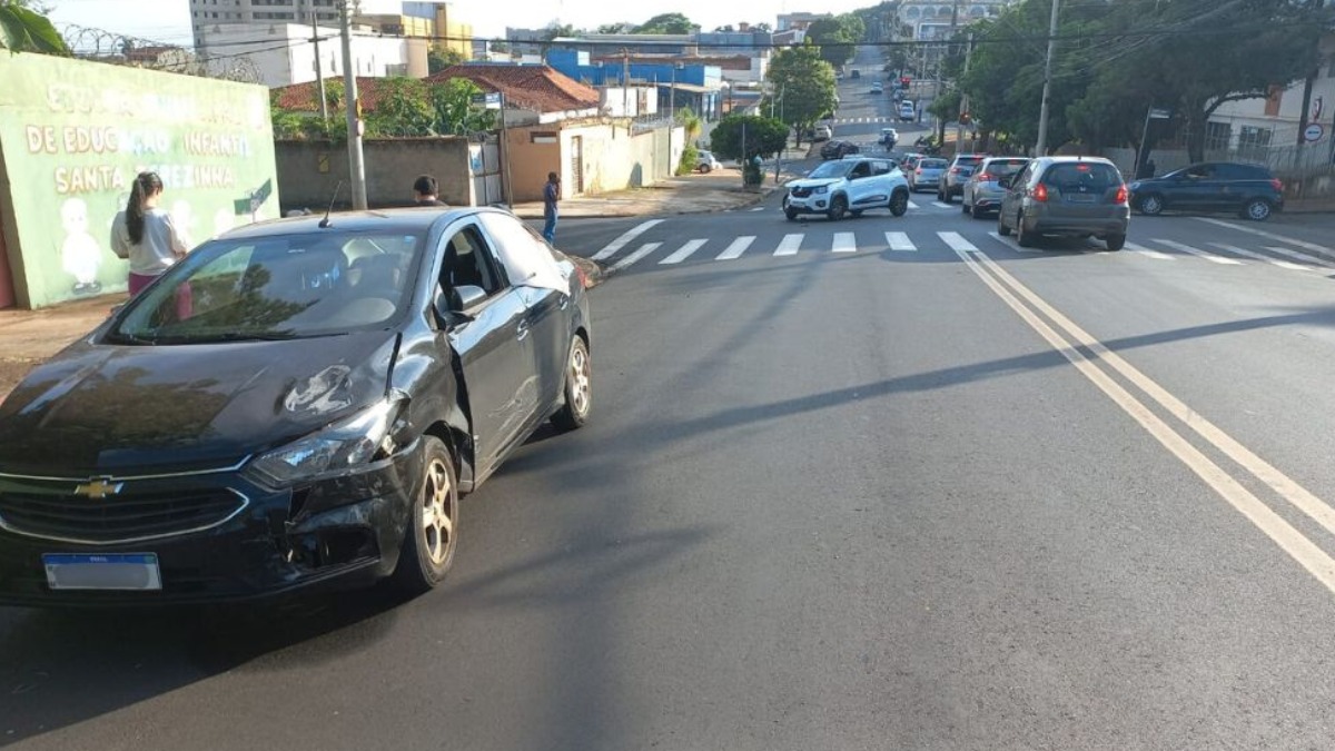 Acidente entre dois carros dificulta o trânsito em cruzamento da avenida Manir Calil