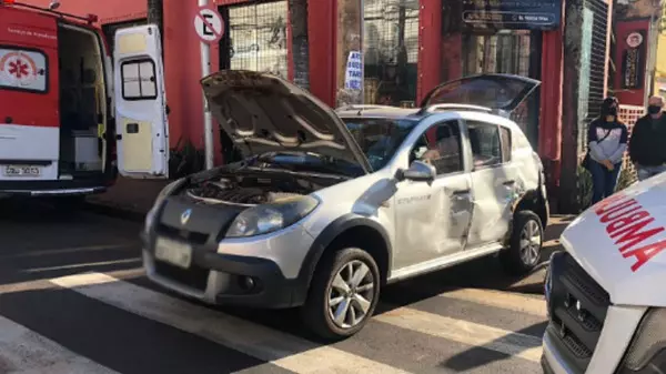 Batida entre carro e ônibus deixa 2 feridos no Centro de Ribeirão