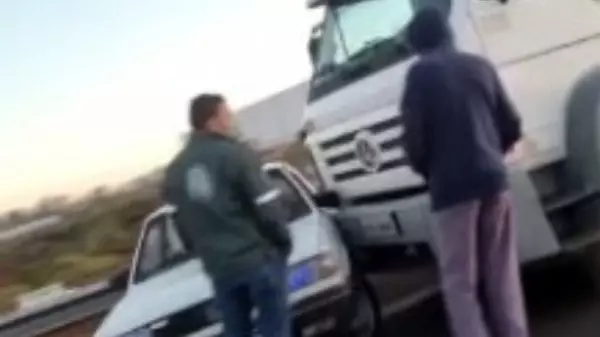 Batida envolve carro e caminhão no Anel Viário Norte de Ribeirão