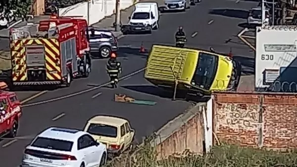 Furgão tomba após batida com carro na zona Sul de Ribeirão Preto
