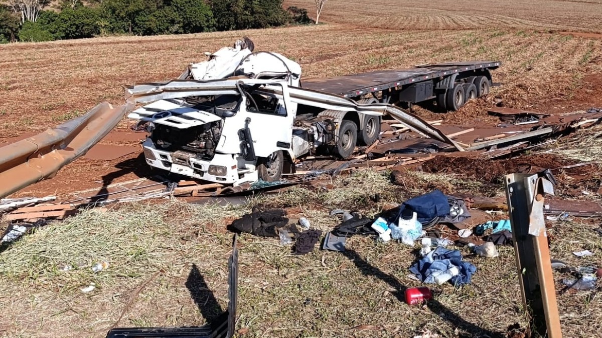 Caminhão capota na rodovia Mário Donega em Ribeirão Preto