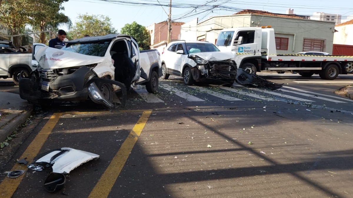 Motorista tem fratura exposta após batida entre caminhonete e carro nos Campos Elíseos