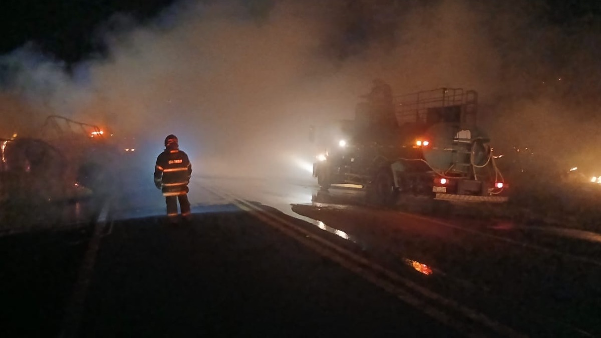 Carreta carregada com bobinas de papel pega fogo na rodovia Cândido Portinari