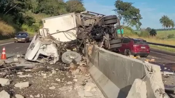 Acidente em rodovia da região de Ribeirão Preto destrói caminhão