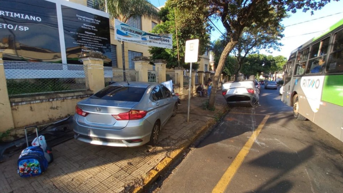 Carro capota em frente a escola após batida no cruzamento das ruas Capitão Salomão e Tamandaré