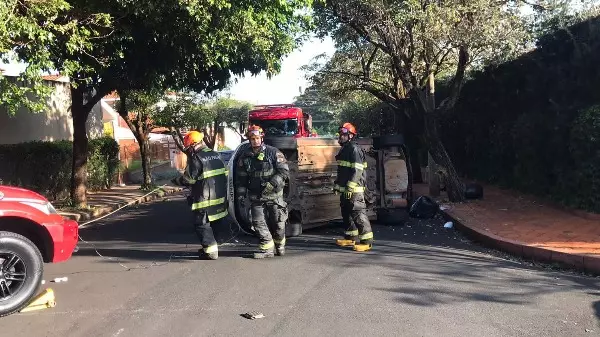 Carro com grávida capota após batida em cruzamento de Ribeirão Preto