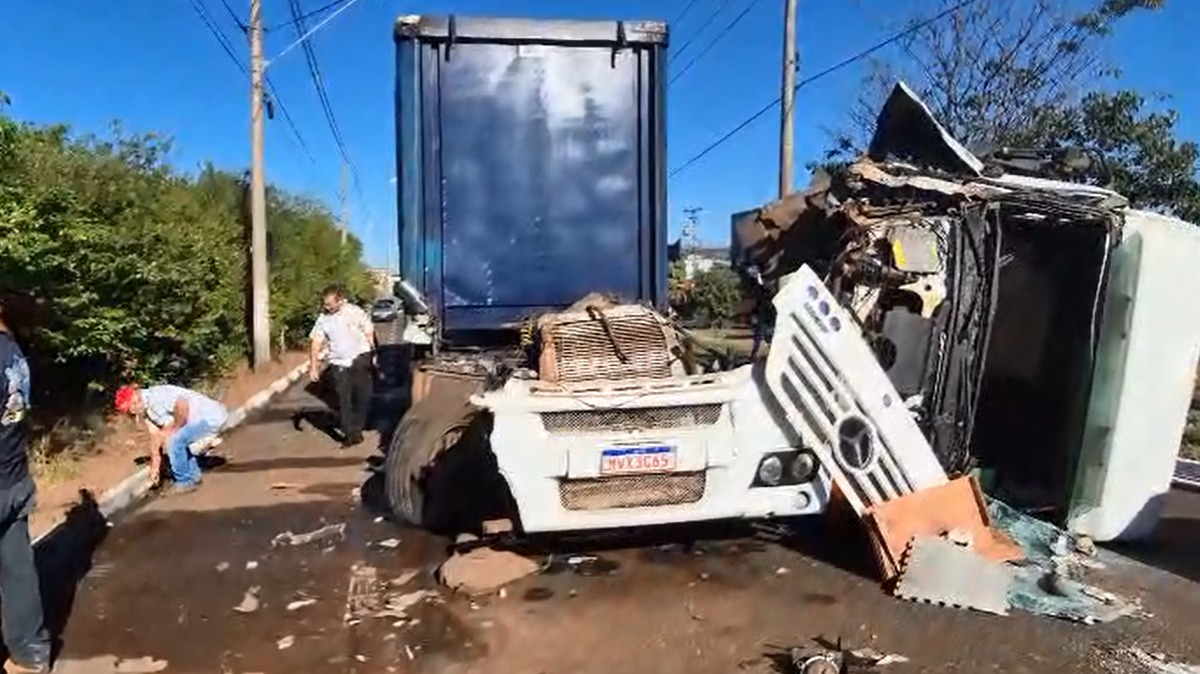 Cabine de caminhão fica destruída após veículo bater contra a traseira de outra carreta em Franca