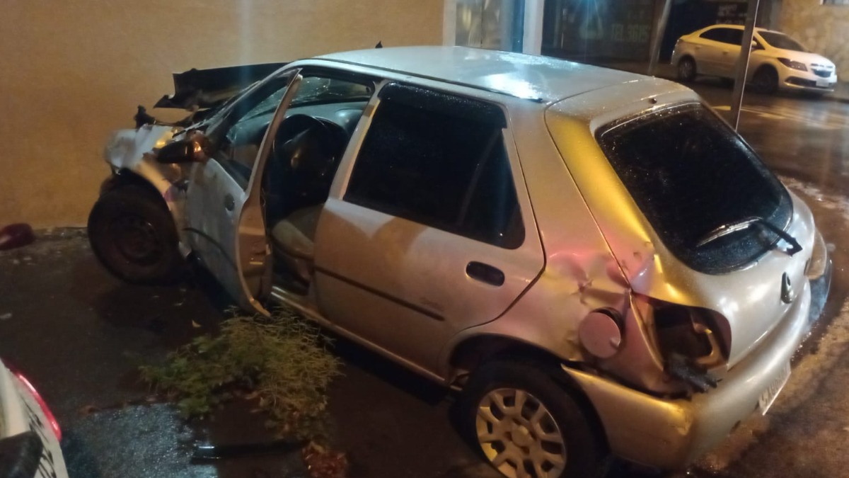 Motorista e filho ficam feridos ao se envolverem em acidente com um ônibus no bairro Ipiranga