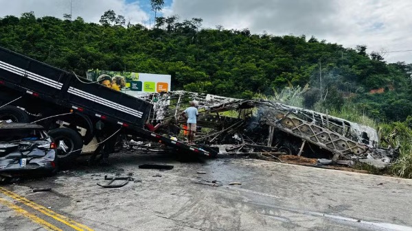 Acidente em Minas Gerais deixa mais de 40 mortos na BR-116