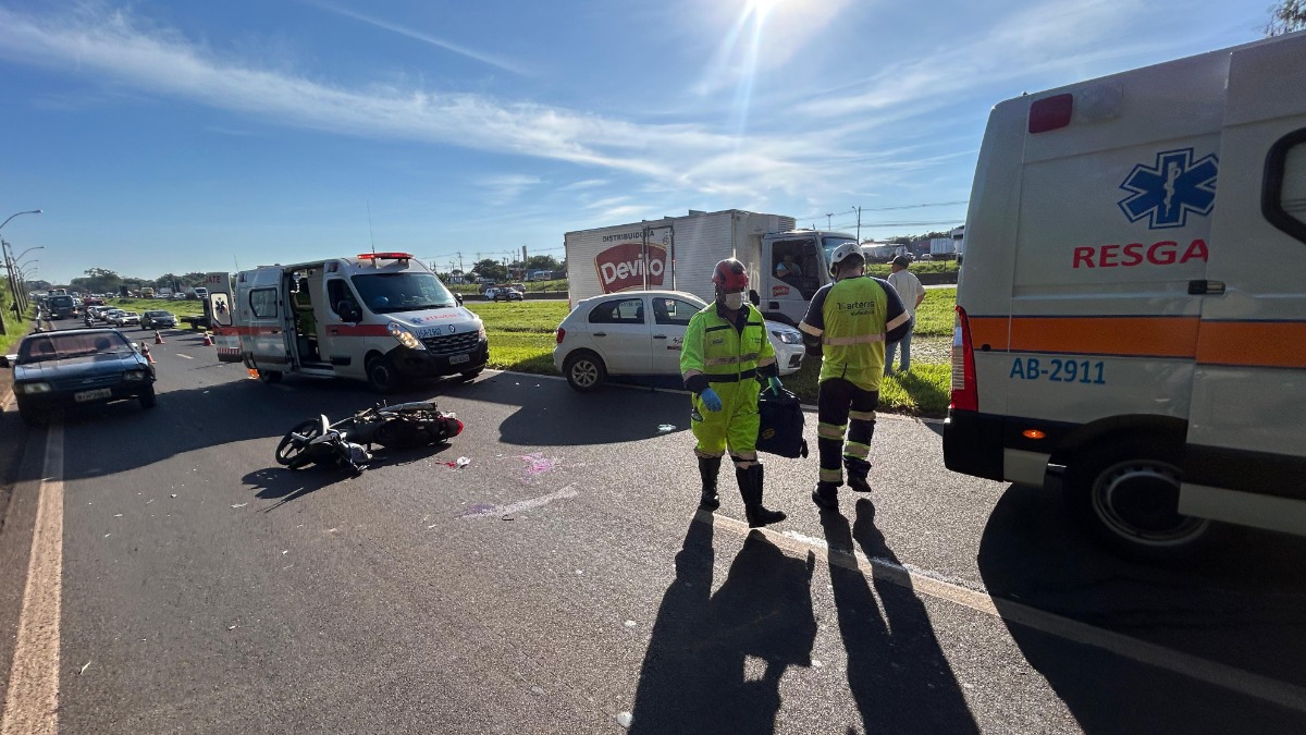 Motociclista fica ferido após atingir traseira de caminhonete na marginal da Anhanguera