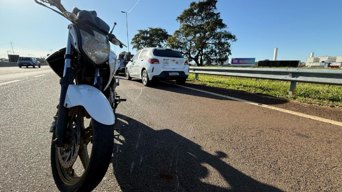 Acidente entre uma moto e três carros deixa uma pessoa com ferimentos leves na Machado Sant