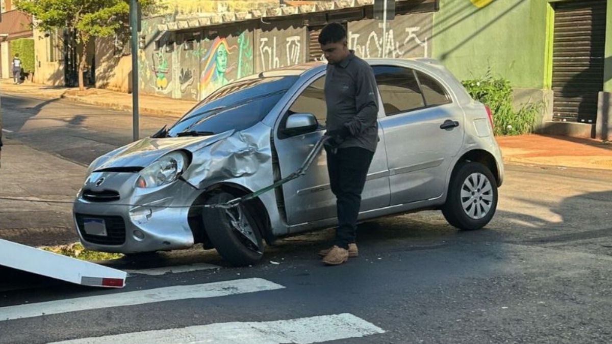 Carro e ônibus batem no cruzamento entre as ruas Lafaiete e Marcondes Salgado nesta segunda (19)