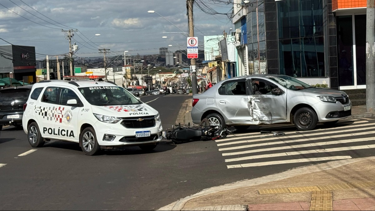 Acidente entre carro e moto termina com motociclista ferido na avenida Dom Pedro