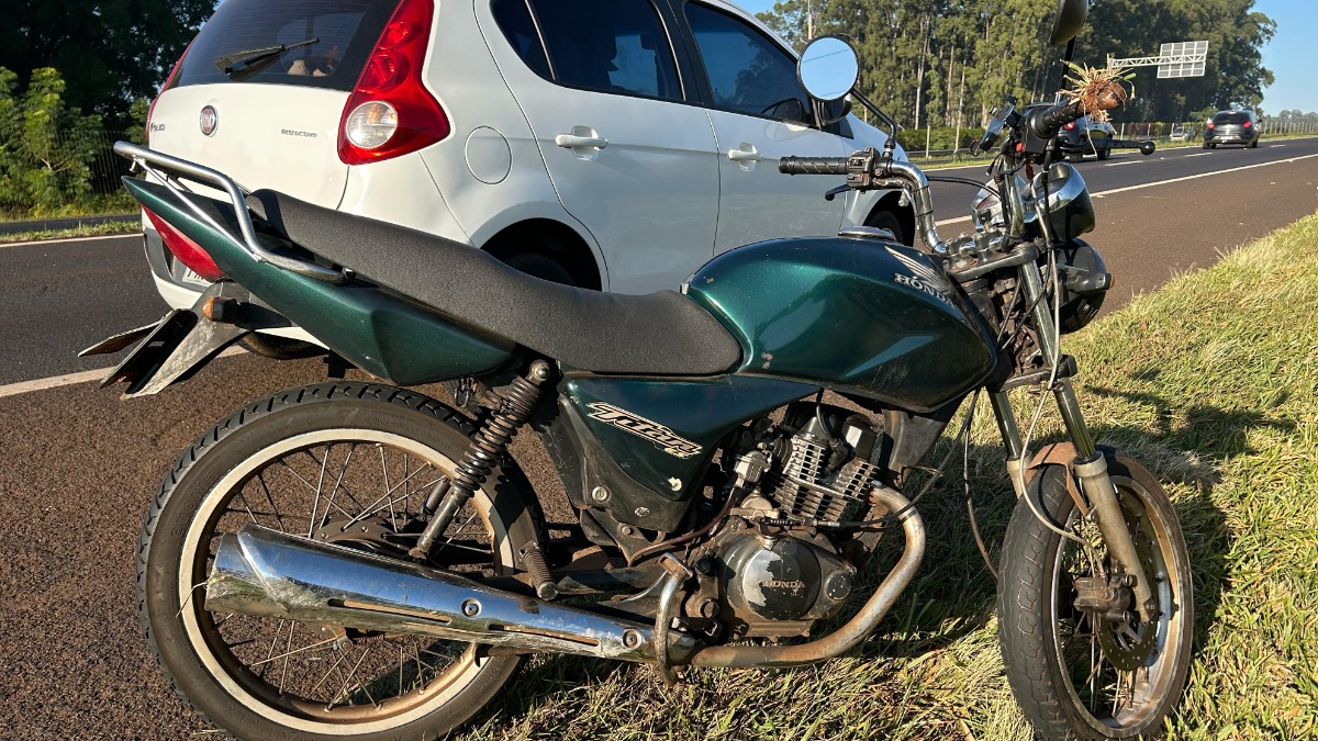 Irmãos ficam feridos em acidente entre carro e moto no Anel Viário Norte