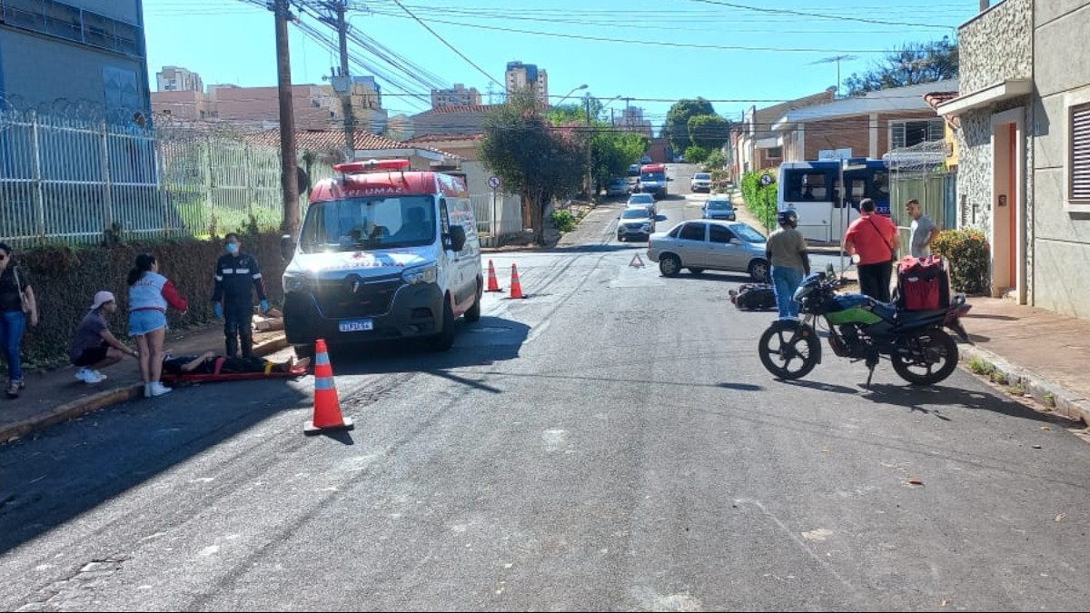 Dois homens são socorridos após um acidente entre carro e moto nos Campos Elíseos