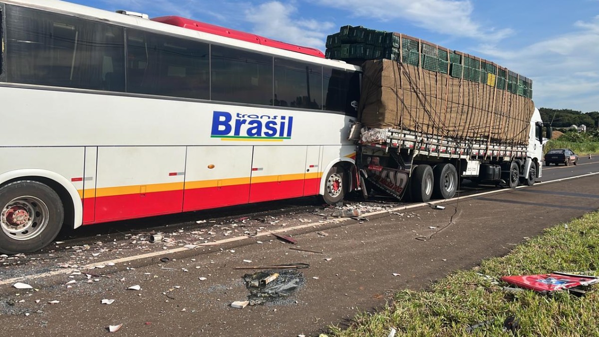 Acidente entre ônibus e caminhão deixa 12 pessoas feridas na Rodovia ...