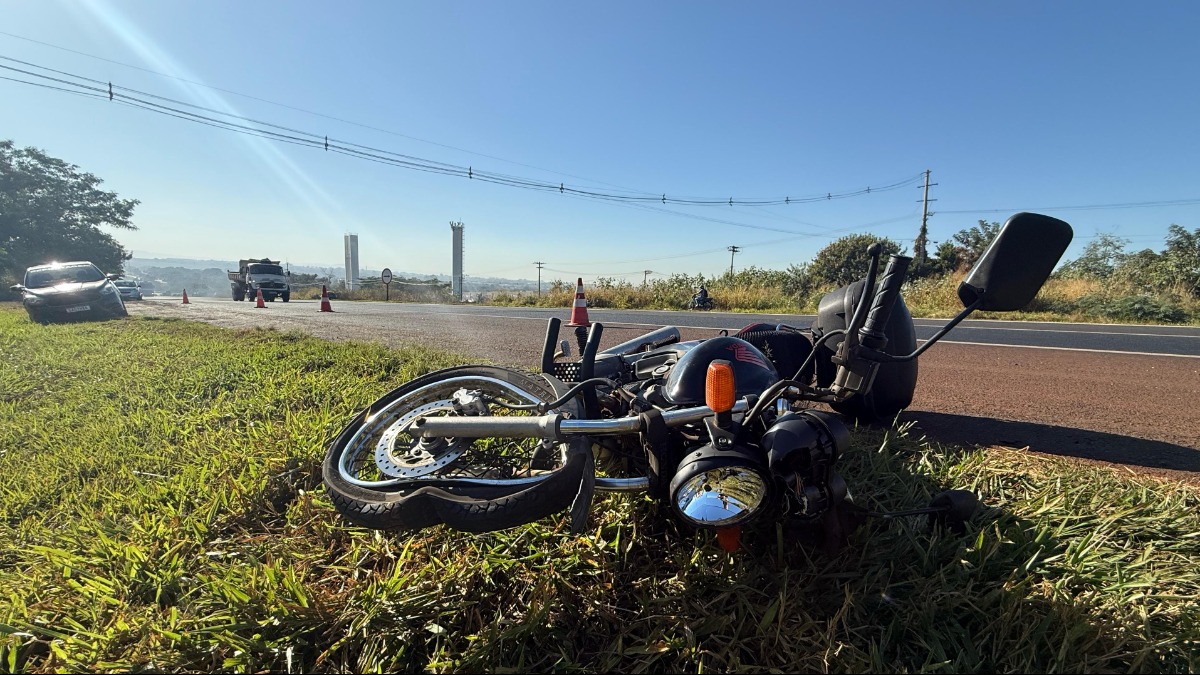 Acidente entre moto e carro no Anel Viário Norte deixa uma pessoa ferida nesta segunda-feira (30)