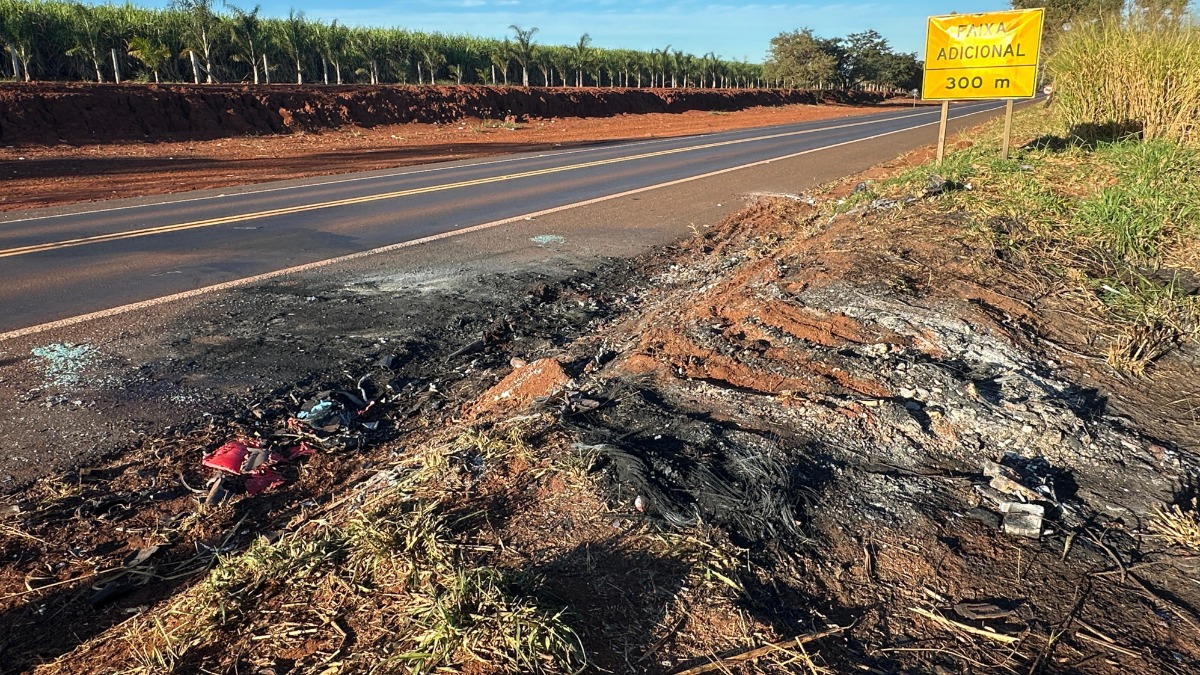 Carros pegam fogo após batida e deixa duas pessoas mortas na rodovia Mário Donegá