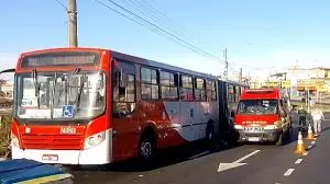 Acidente com ônibus fere motociclista e garupa em Campinas