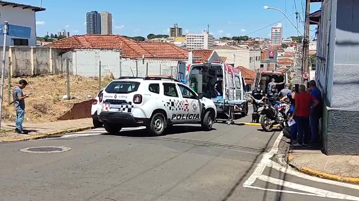 Casal fica gravemente ferido após acidente entre carro e moto no Centro de Franca