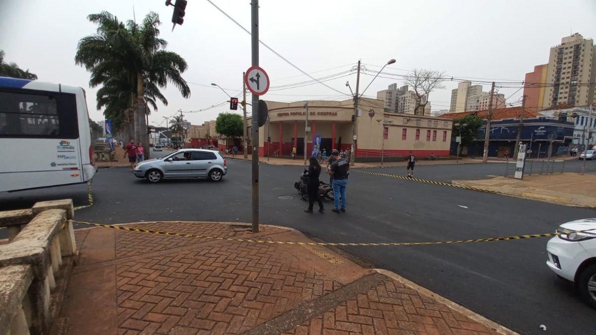 Motociclista fica gravemente ferido após bater na lateral de ônibus no Centro de Ribeirão