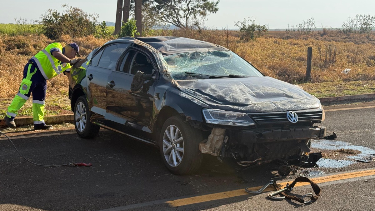 Motorista perde o controle da direção, atravessa o canteiro e capota na marginal da Abraão Assed