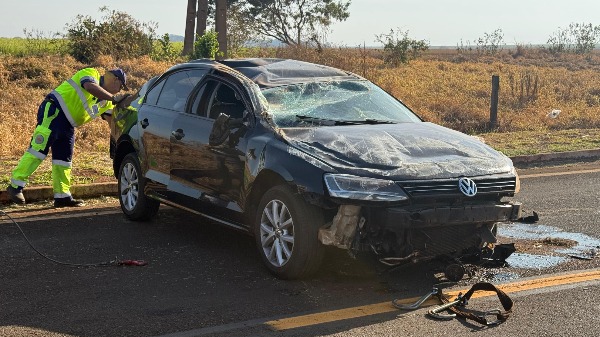 Motorista perde o controle da direção, atravessa o canteiro e capota na marginal da Abraão Assed - Foto: Fabio Marchiselli/CBN Ribeirão