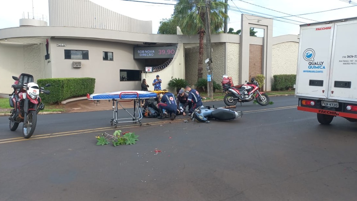 Motociclista fica ferida após bater na traseira de carro na avenida Brasil nesta quarta-feira (5)