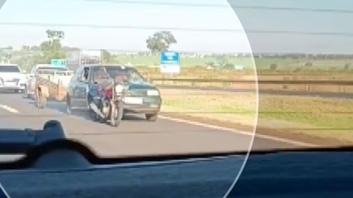 Passageira de outro carro registrou automóvel trafegando com moto presa no para-choque após acidente em rodovia de Ribeirão Preto, SP - Foto: Arquivo pessoal